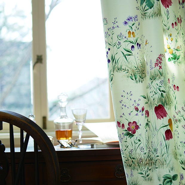 窓辺に花をあしらうようなカーテン